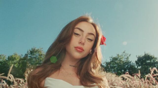 Nicki Nicole en el video oficial de Ojos Verdes.