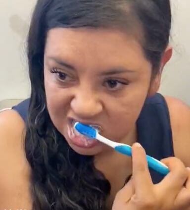 Se lava los dientes en el Metro CDMX