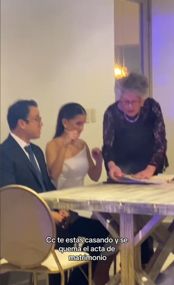 Se quema su acta matrimonial en plena boda