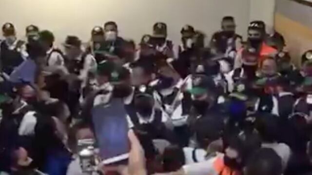 Pelea en el Metro entre policías y vagoneros