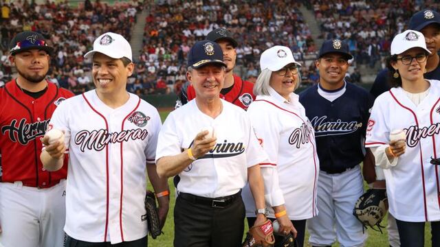 Los Lobos de Hermosillo se enfrentaron a los Marinos.