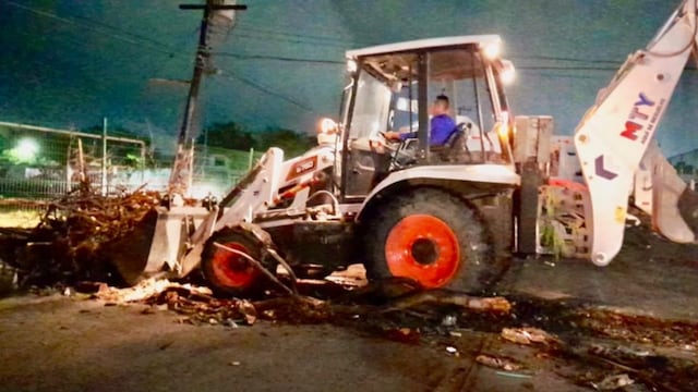 Cuadrillas trabajan día y noche para evitar inundaciones en Monterrey