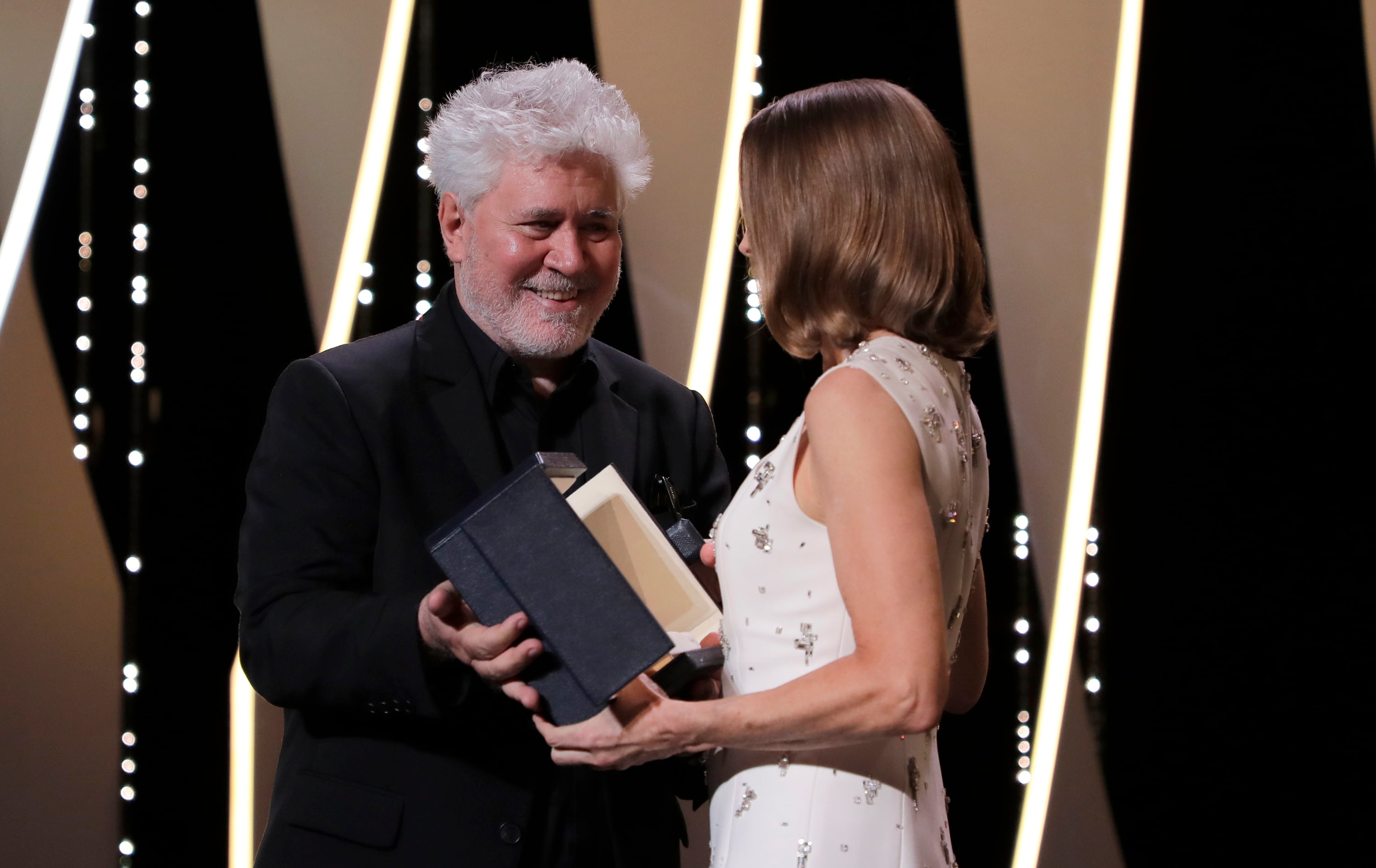 Pedro Almodóvar le entraga a Jodi Foster una Palma de Oro honoraria en el Festival de Cine de Cannes