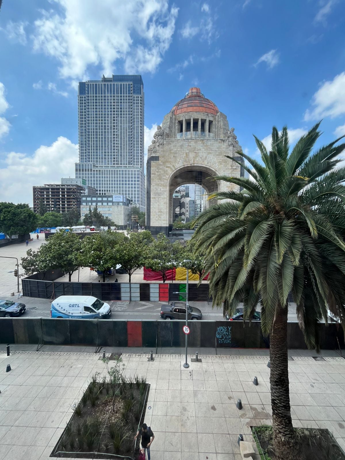 Blindan el Monumento a la Revolución previo al Gran Desfile Mundialista
