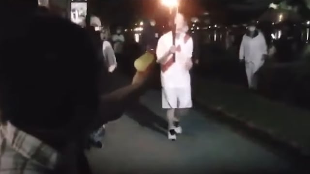 Mujer intenta apagar la antorcha olímpica