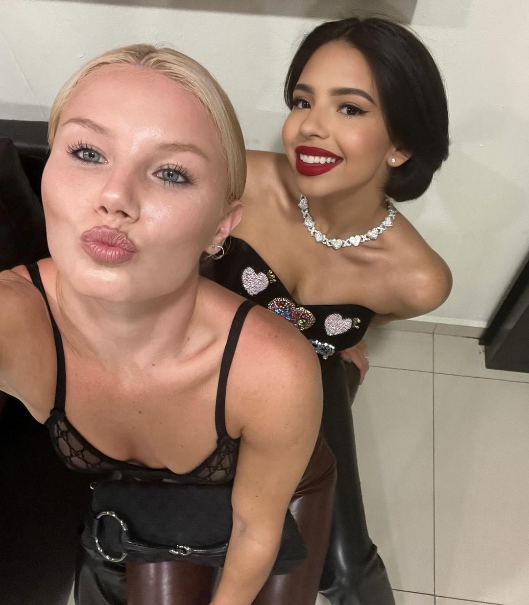 Mónica Corgan con Ángela Aguilar.