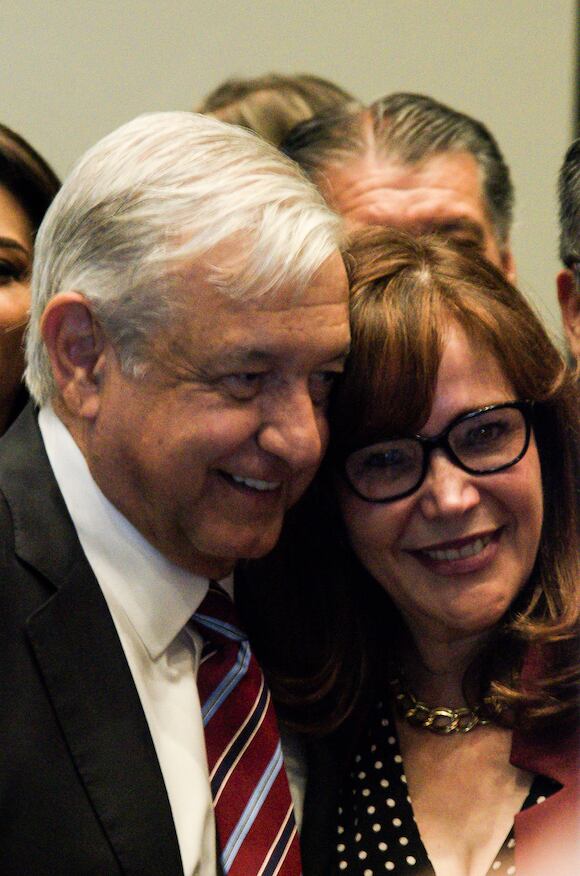 El presidente AMLO junto a la presidenta nacional de Morena, Yeidckol Polevnsky.