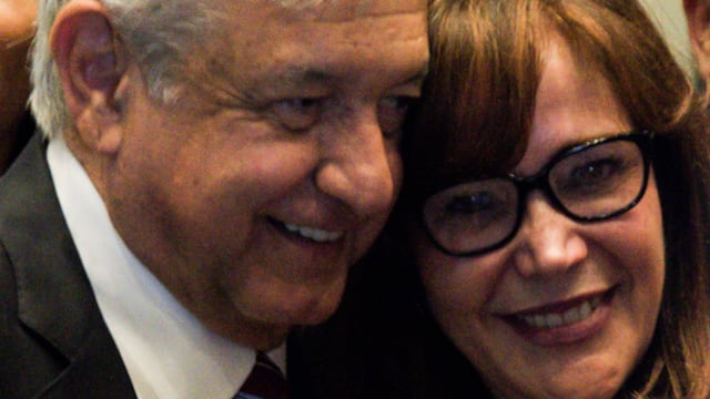 El presidente AMLO junto a la presidenta nacional de Morena, Yeidckol Polevnsky.