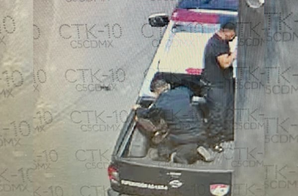 Policías golpeando a Francisco Alvarado, residente de Álvaro Obregón.