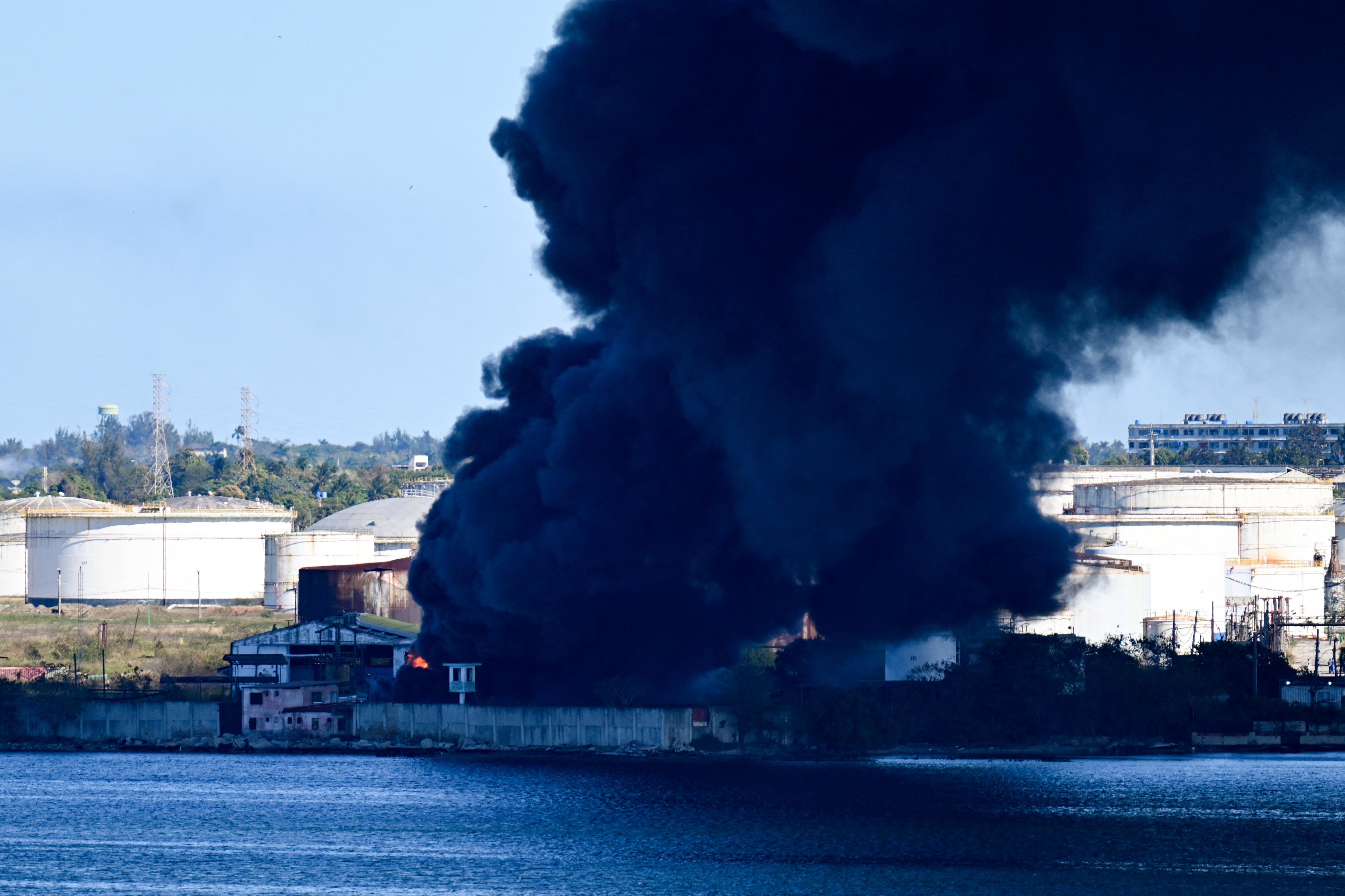 Incendio en refinería Nico López en Cuba