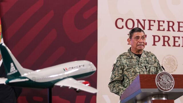 Luis Cresencio Sandoval González, secretario de la Defensa Nacional durante conferencia de prensa donde se destacó el anuncio de la aerolínea Mexicana