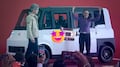 Sheinbaum maneja por primera vez el Olinia en la presentación del auto eléctrico