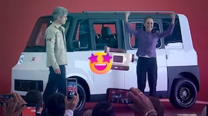 Sheinbaum maneja por primera vez el Olinia en la presentación del auto eléctrico