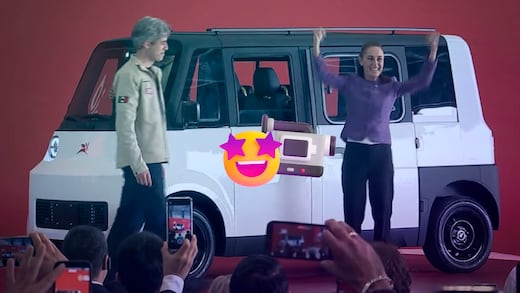 Sheinbaum maneja por primera vez el Olinia en la presentación del auto eléctrico