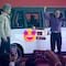 Sheinbaum maneja por primera vez el Olinia en la presentación del auto eléctrico