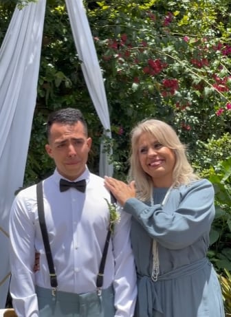 Novio llorando al ver a su futura esposa cantar de camino al altar