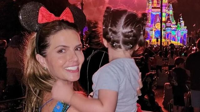 Claudia Álvarez con su hija Kira en Disney.