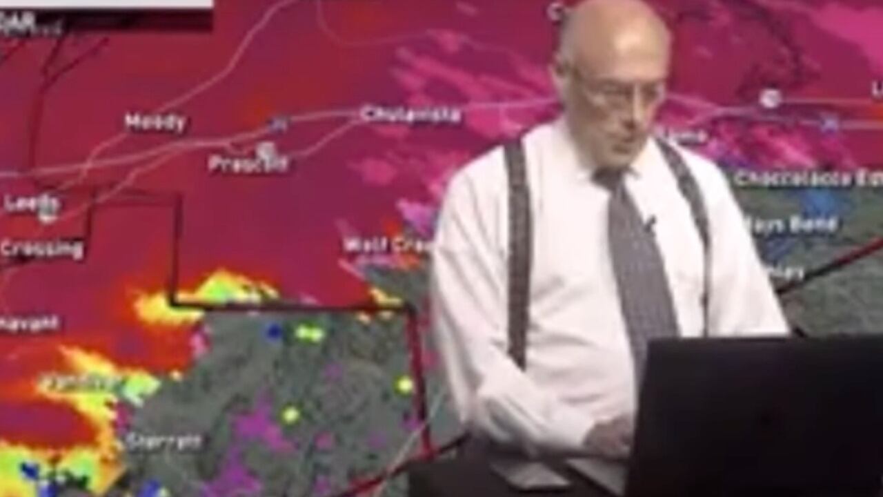 Meteorólogo interrumpe su reporte de tornado; pregunta si su esposa está bien