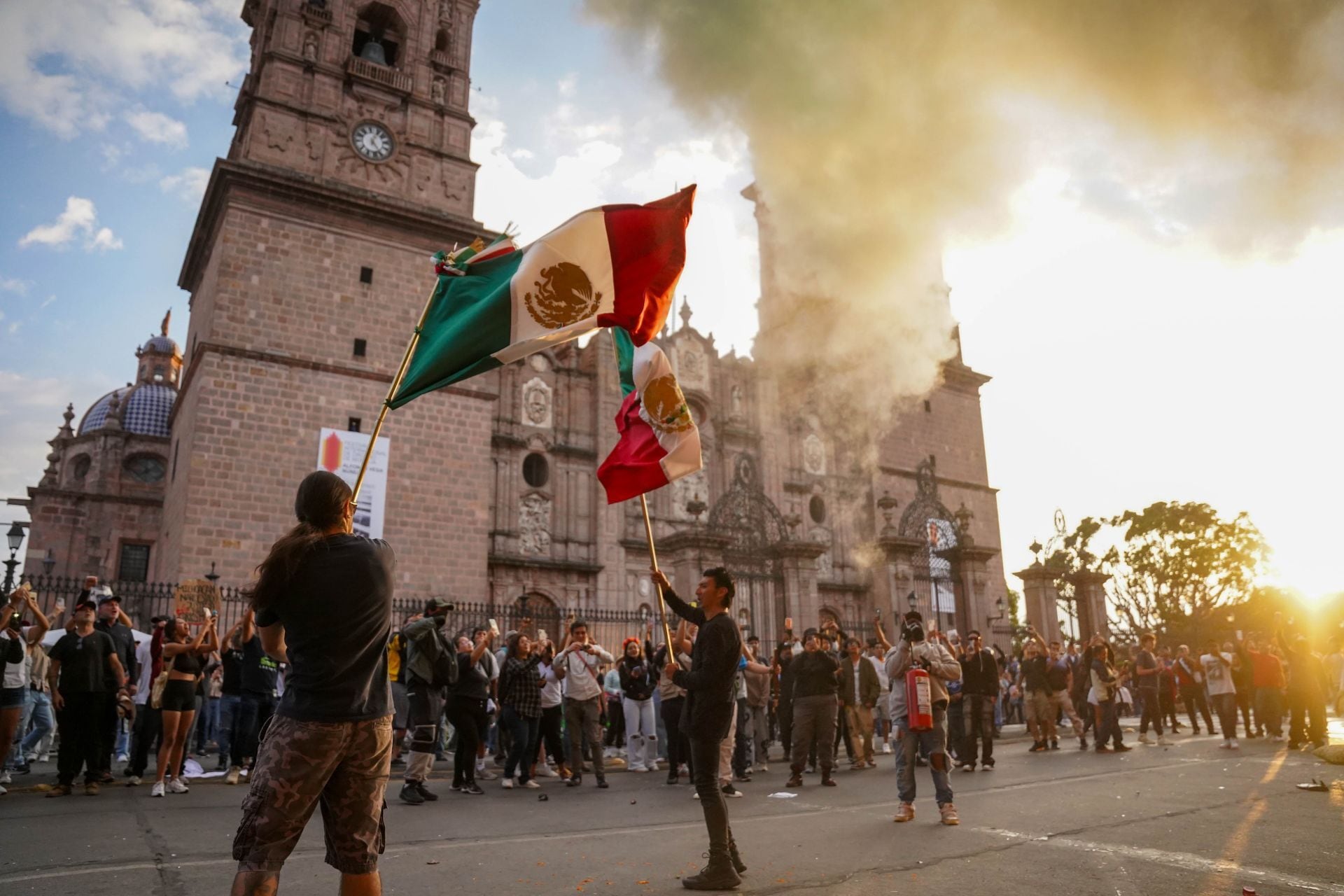 Manifestantes al interior del Palacio de Gobierno en Morelia durante la protesta por el asesinato de Carlos Manzo