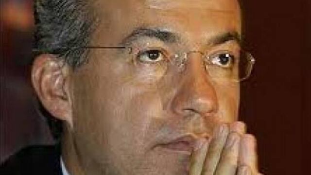 Ahora resulta que asediaba al pobrecito de Calderón con violencia y enfrentamientos y él, era tan débil y tan noble, que los toleró desde un sufrido silencio.