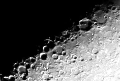 X gigante en la Luna