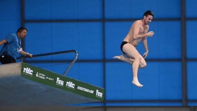 VIDEO: Espontáneo se lanza a la fosa en la Serie Mundial de Clavados