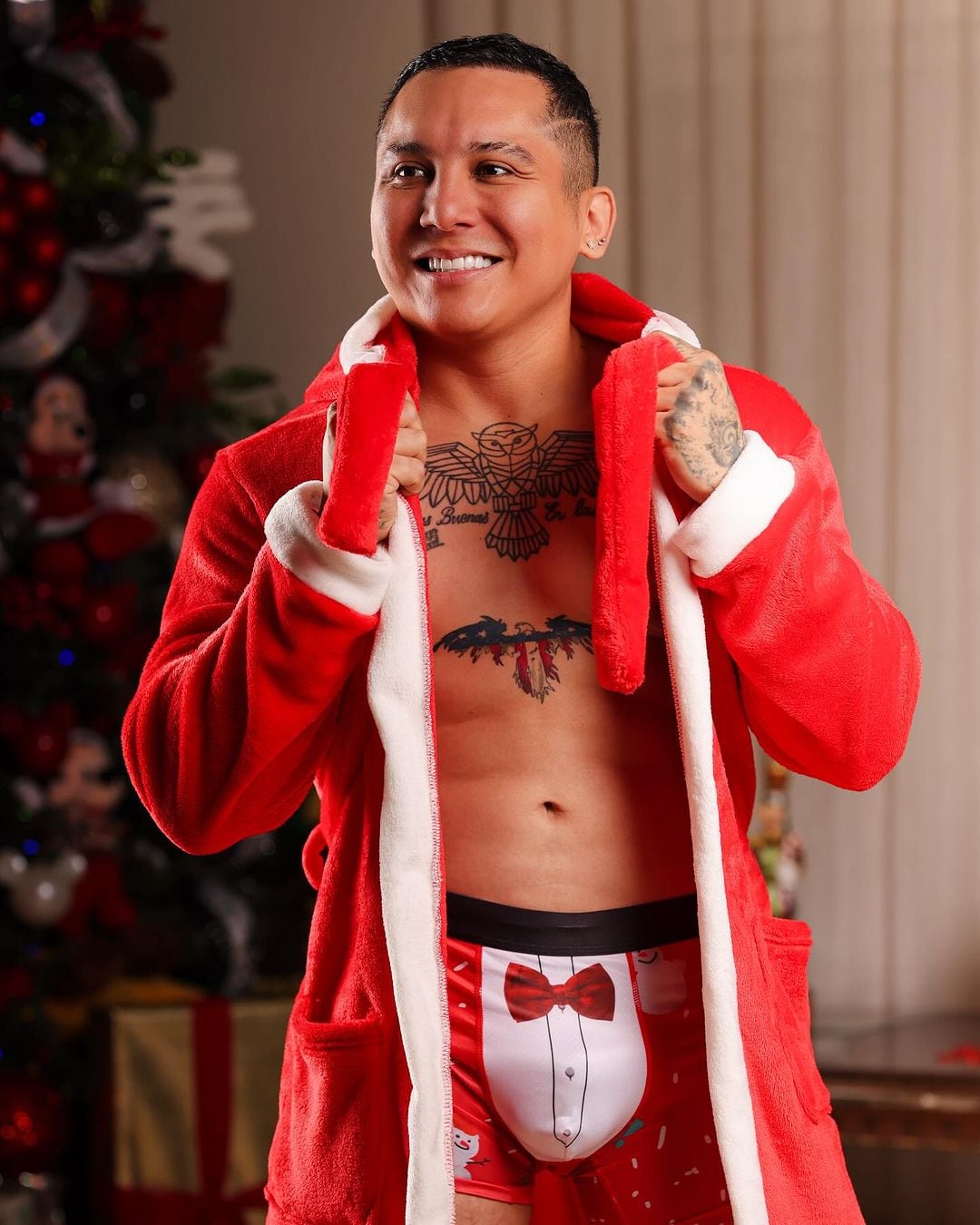 Edwin Luna se comparte en calzón navideño para encender la pasión de la fecha decembrina.