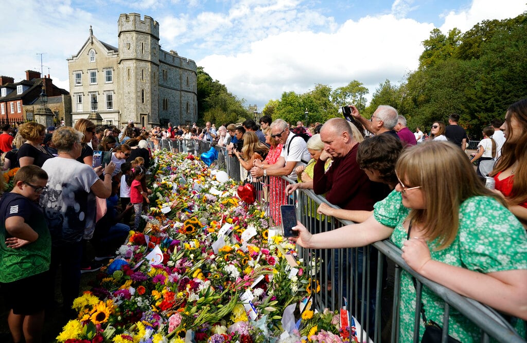 Despiden con flores a la reina Isabel II rumbo a Edimburgo