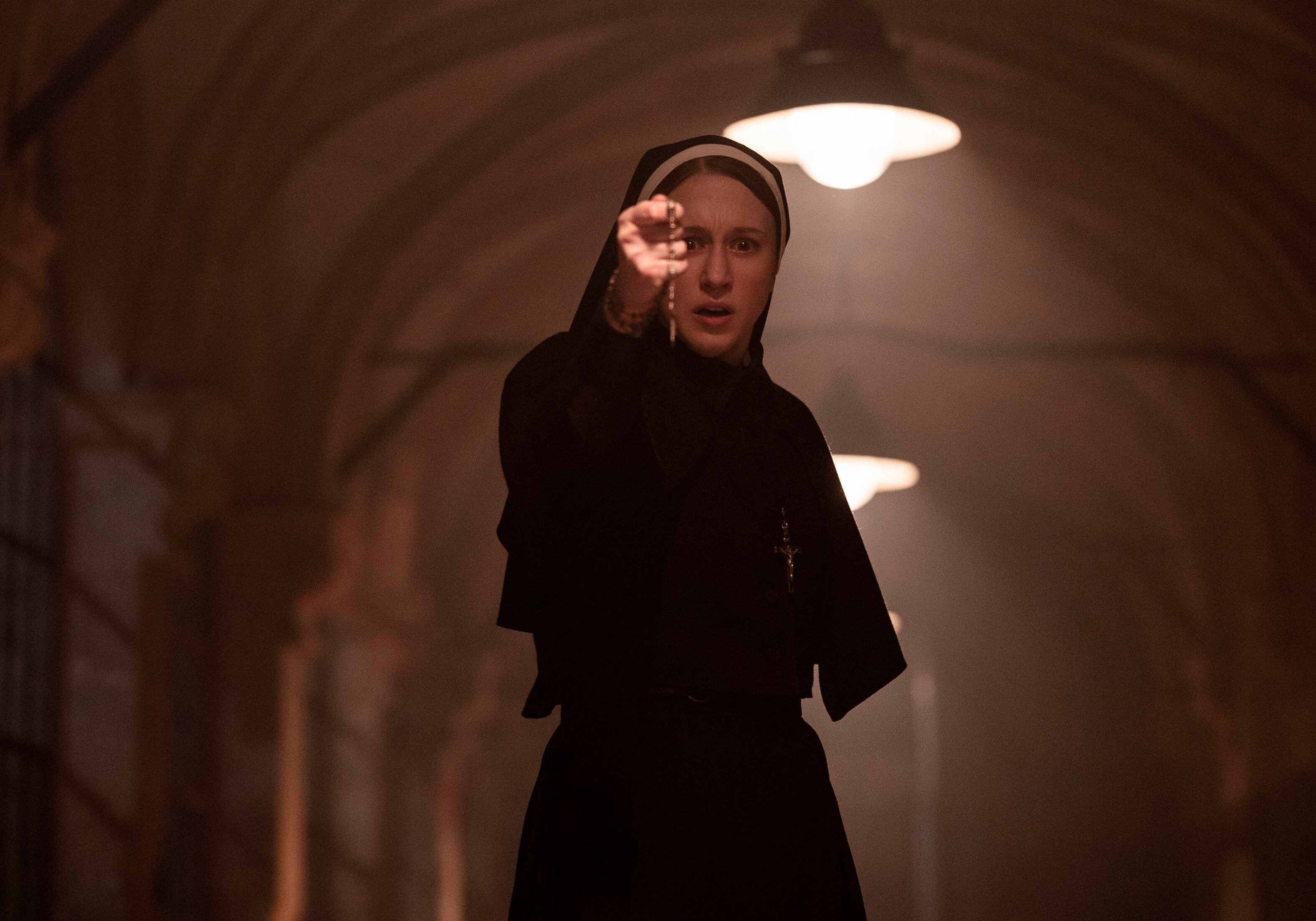 Taissa Farmiga como la hermana Irene en La Monja 2