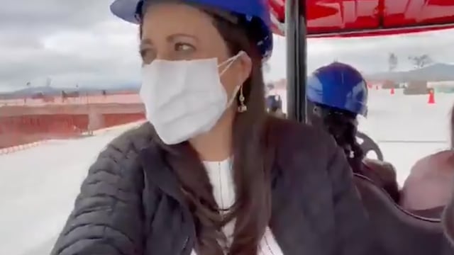 Cynthia López Castro en el Aeropuerto Internacional Felipe Ángeles