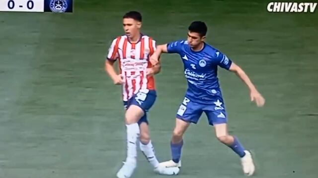 La brutal falta que no se sancionó en el Chivas vs Mazatlán FC