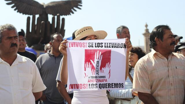 Manifestación por la presentación con vida de los normalistas en Michoacán. Foto: Juan José Estrada Serafín / Cuartoscuro