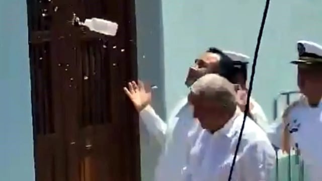 Trabajadores del Poder Judicial agreden a AMLO con botella de agua en Veracruz.