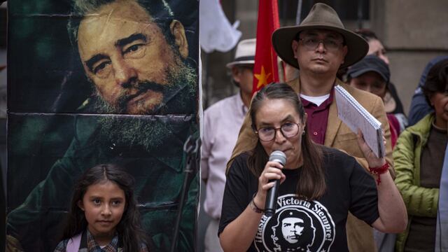 Protestan por retorno de estatuas de Fidel Castro y el Che Guevara