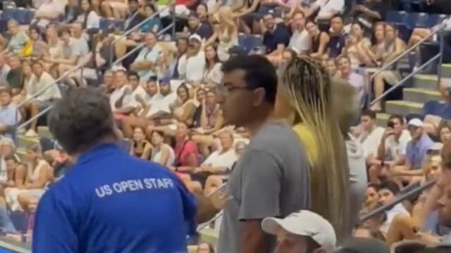 Un par de manifestantes pegaron sus pies al piso del Arthur Ashe Stadium, lugar que alberga el US Open.