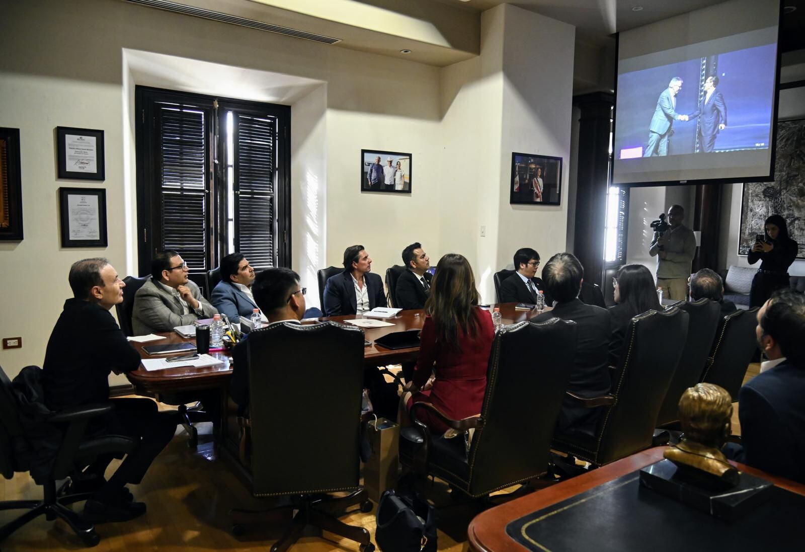 Foxconn en diálogos con Alfonso Durazo