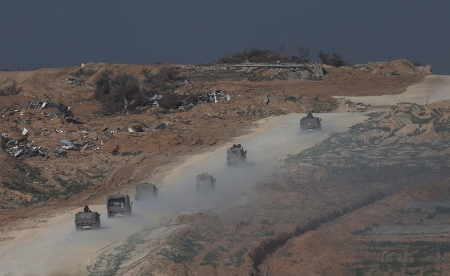 Tropas israelíes patrullan cerca del campamento de refugiados de Buraij en el centro de la Franja de Gaza.