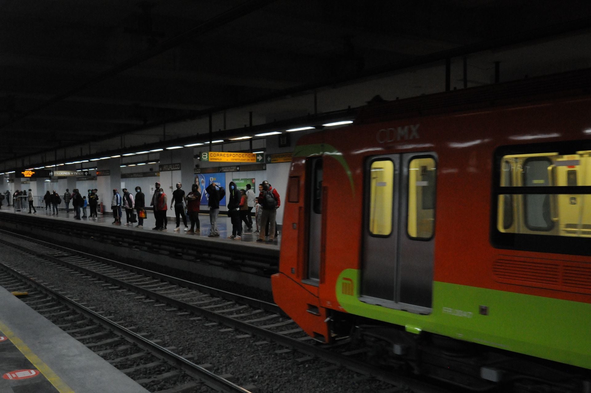 Arribo de una de las unidades del Metro en la Línea 12.