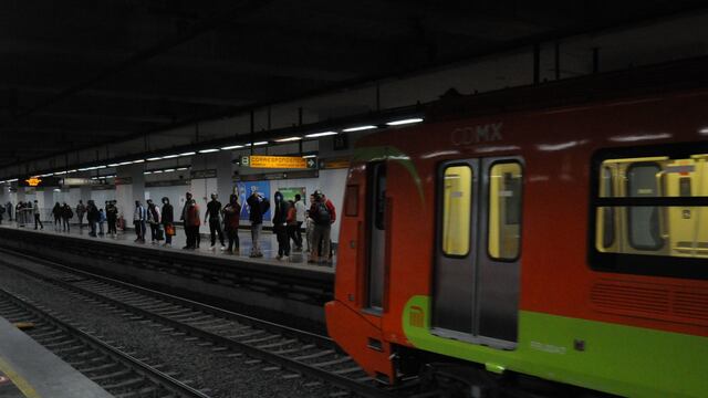 Arribo de una de las unidades del Metro en la Línea 12.