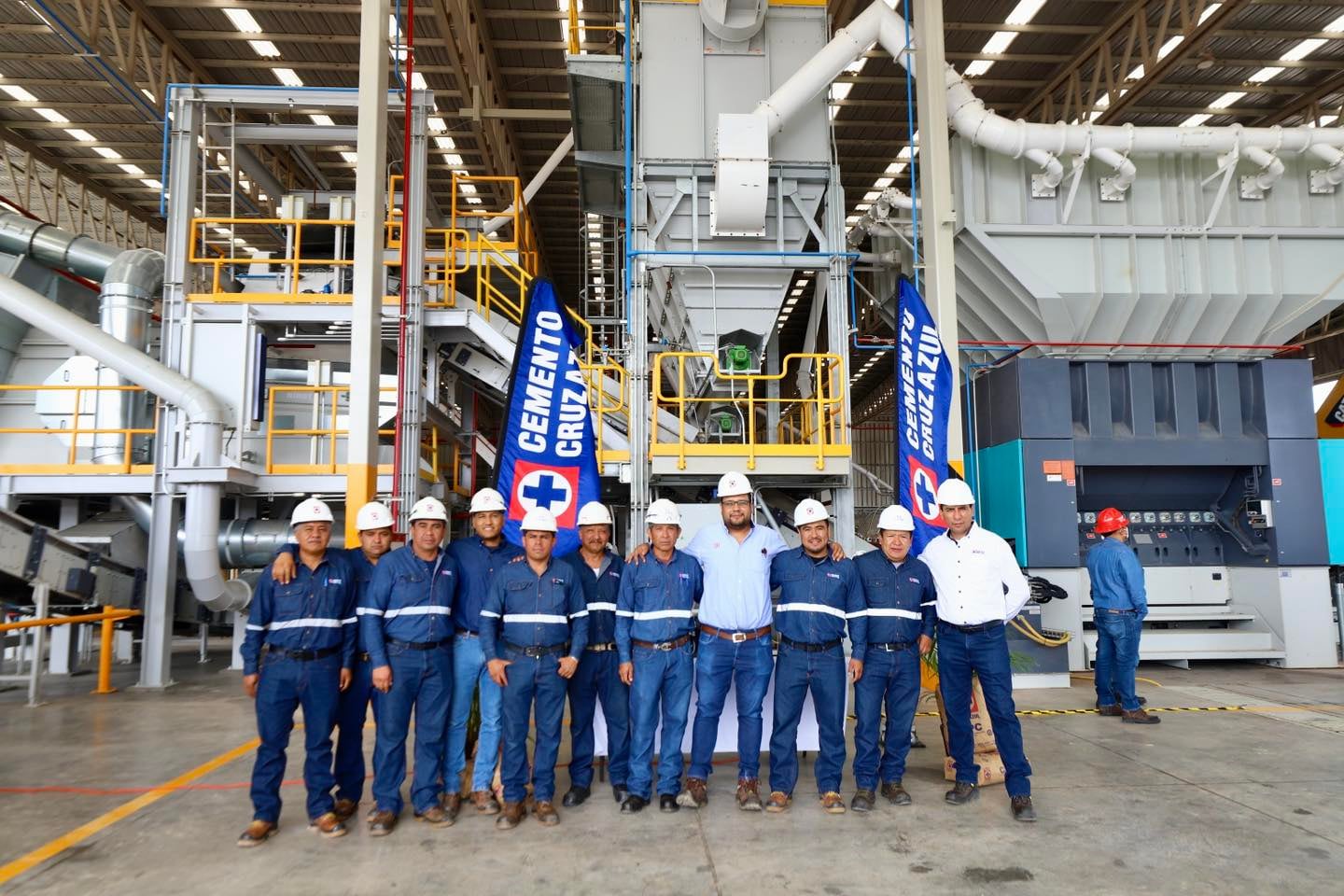 Tere Jiménez inaugura planta de Cementos Cruz Azul en Tepezalá