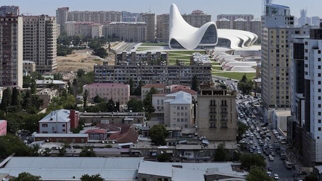 La arquitecta Zaha Hadid gana el reconocimiento al "Diseño del año" por el Aliyev Heydar Center en Rusia.