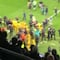 Fans del Espanyol invaden la cancha mientras jugadores del FC Barcelona celebraban; huyeron al vestidor