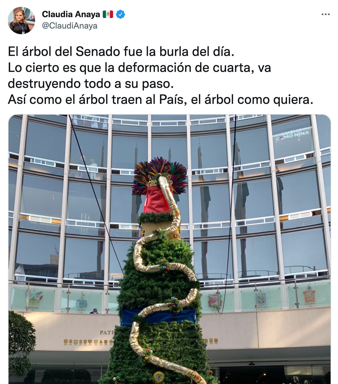 Crítica de Claudia anaya al árbol de navidad con Quetzalcóatl en el Senado