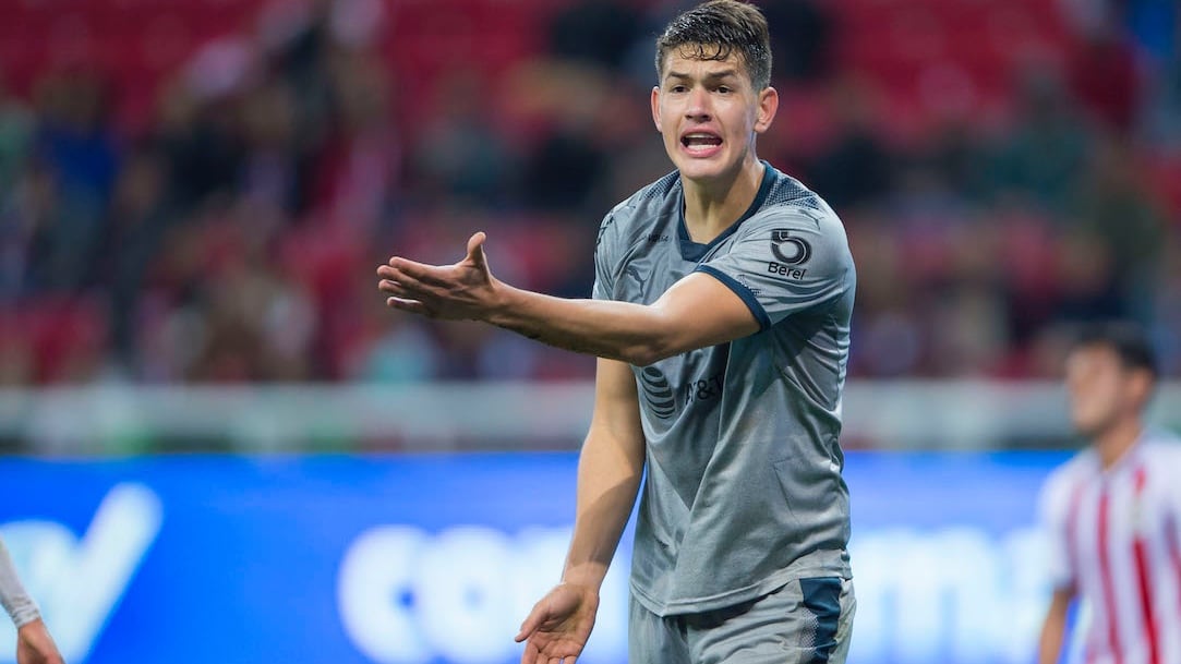 César Montes podría llegar a Chivas