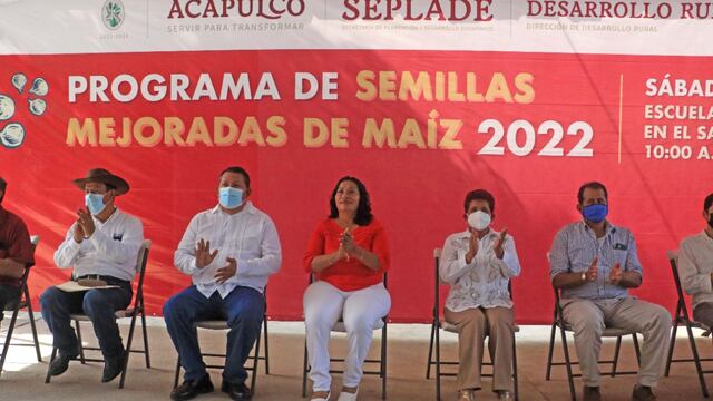 Abelina López entrega semilla de maíz mejorada