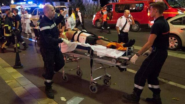 Heridos son evacuados del lugar en donde un camión chocó contra la multitud durante las celebraciones del Día de la Bastilla en Niza, Francia, 14 de julio de 2016. Según declaraciones del presidente Hollande, al menos 77 personas murieron y una veintena se encuentran críticos. EFE