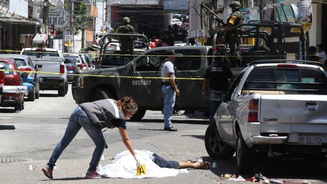 De acuerdo con profesores de la primaria se trata de un padre de familia.