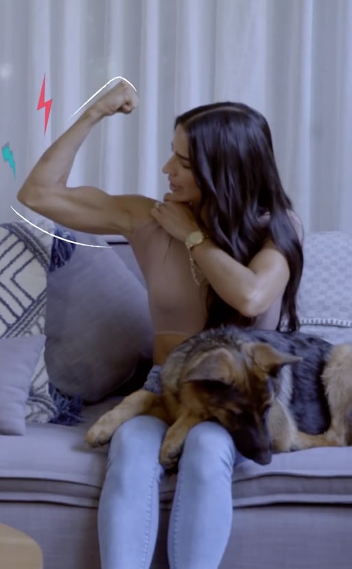 Bárbara de Regil enseñando su bíceps.