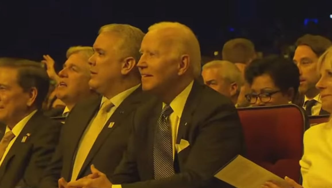 Joe Biden escuchando a Alex Fernández.