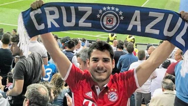 El hincha posa orgulloso con la bufanda del club de sus amores.